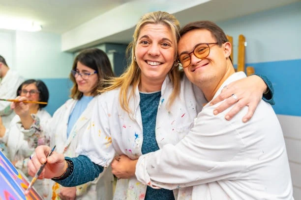 Trois accompagnants professionnels de la santé en blouses blanches dans les EHPAD et les structures médicalisées pour offrir un moment créatif à des personnes handicapés.